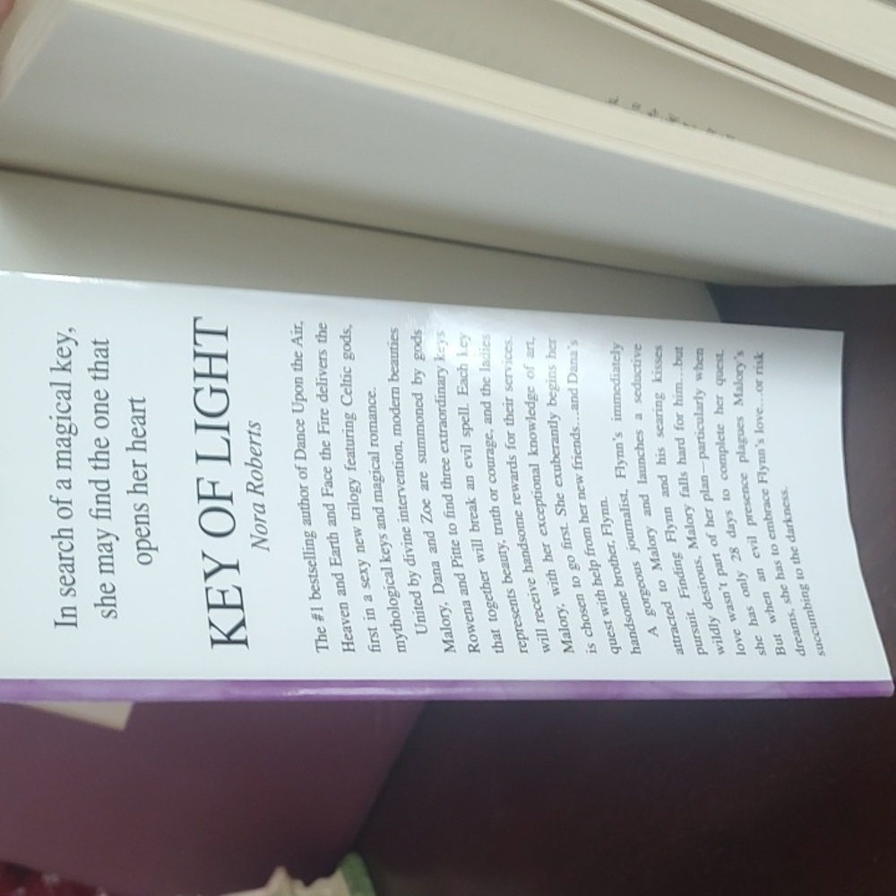 Nora Roberts 📚 - Picture 3 of 5